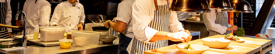 Restaurateur préparant la nourriture